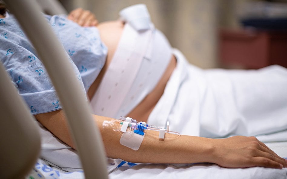Nowy standard opieki okołoporodowej ma zwiększyć dostęp do znieczulenia, wsparcia położnej i pomocy 