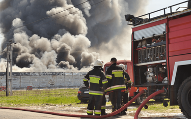 Pożar centrum handlowego w Wólce Kosowskiej pod Warszawą