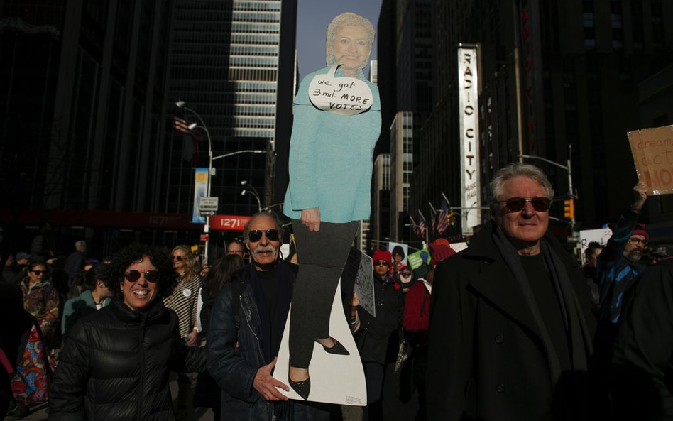 Clinton nie zwolniła doradcy oskarżonego o molestowanie