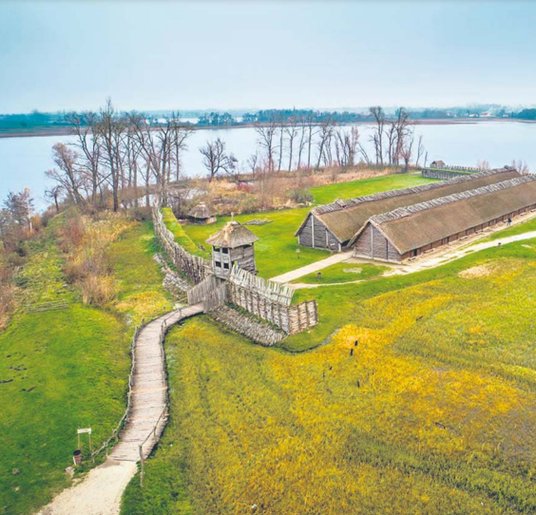 Pozostałości Biskupina, grodu z epoki halsztackiej (700–400 p.n.e.), zasiedlonego przez ludność tzw.