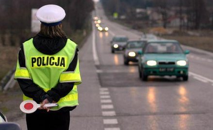 Jest propozycja,by nie karać za miganie światłami na drodze