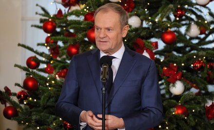 Premier Donald Tusk składa życzenia świąteczne przed rozpoczęciem posiedzenia rządu w siedzibie Kanc