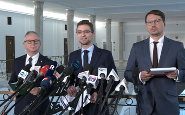 Posłowie Konfederacji (od lewej: Włodzimierz Skalik, Michał Wawer i Grzegorz Płaczek) przedstawili p