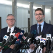 Posłowie Konfederacji (od lewej: Włodzimierz Skalik, Michał Wawer i Grzegorz Płaczek) przedstawili p