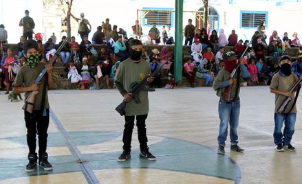 Dzieci, które dołączyły do ochotniczej policji w meksykańskiej wiosce