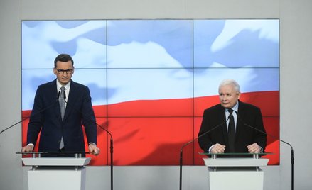 Prezes PiS Jarosław Kaczyński (P) i premier Mateusz Morawiecki (L) na wspólnej konferencji prasowej