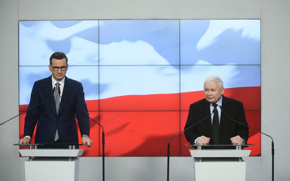 Prezes PiS Jarosław Kaczyński (P) i premier Mateusz Morawiecki (L) na wspólnej konferencji prasowej