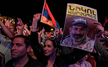 Armenia: Uliczny konflikt o premiera