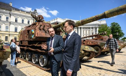 Minister finansów i gospodarki Andrzej Domański i charge d'affaires RP na Ukrainie Piotr Łukasiewicz
