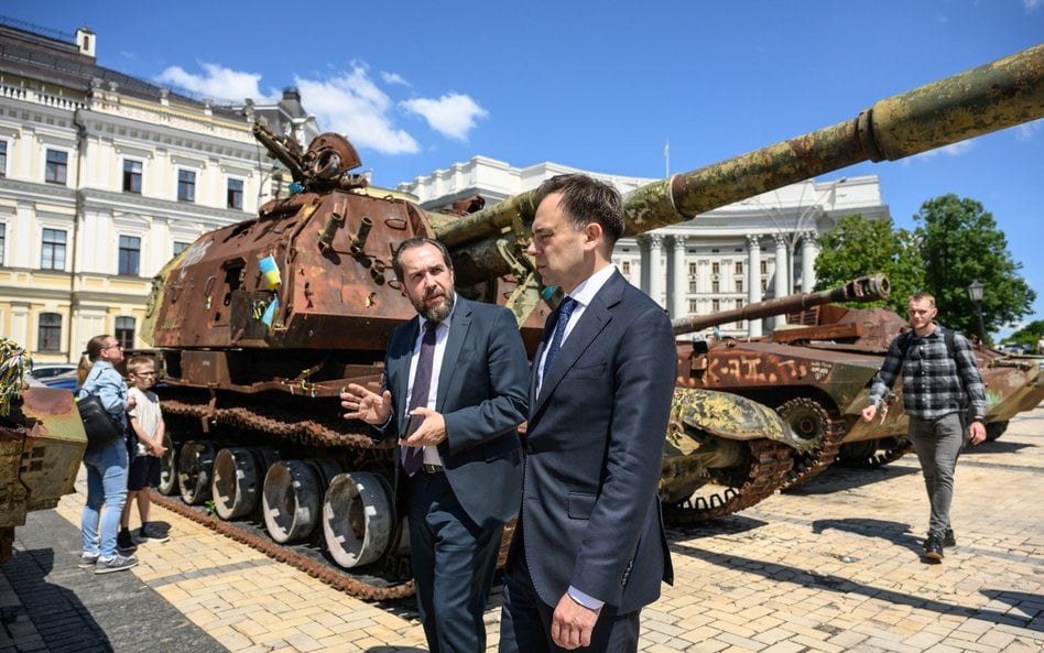 Minister finansów i gospodarki Andrzej Domański i charge d'affaires RP na Ukrainie Piotr Łukasiewicz