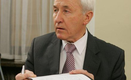 Płk Edmund Klich przestał kierować komisją badania wypadków lotniczych