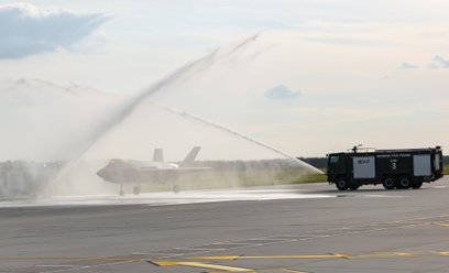 Lądowanie jednego z nowych polskich samolotów F-35 podczas powitania pierwszych polskich maszyn tego