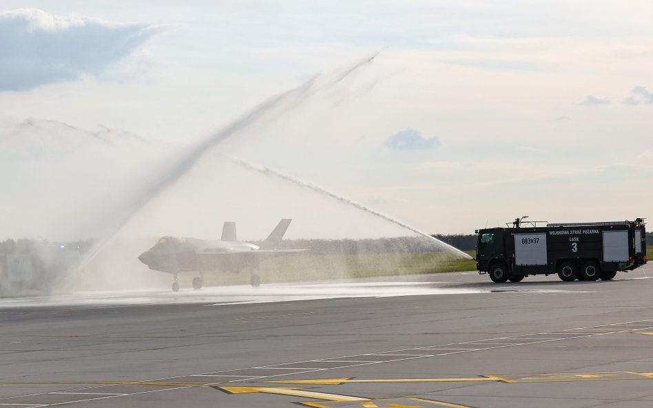 Lądowanie jednego z nowych polskich samolotów F-35 podczas powitania pierwszych polskich maszyn tego