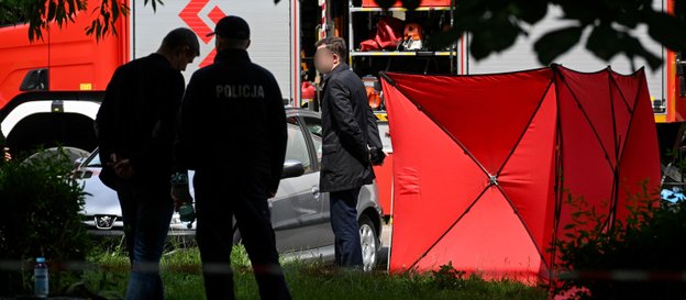 Funkcjonariusze policji w pobliżu miejsca strzelaniny przy ulicy Królowej Jadwigi w Białej Podlaskie