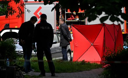 Funkcjonariusze policji w pobliżu miejsca strzelaniny przy ulicy Królowej Jadwigi w Białej Podlaskie