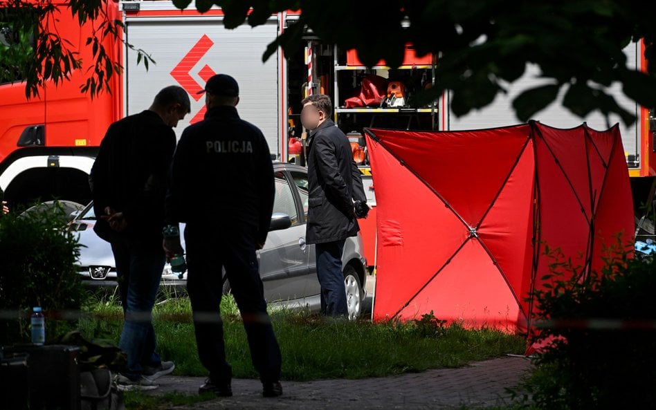 Funkcjonariusze policji w pobliżu miejsca strzelaniny przy ulicy Królowej Jadwigi w Białej Podlaskie