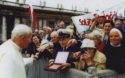 Józef Czerwiński podczas spotkania z Janem Pawłem II, przełom lat 80. i 90. Fot. Zbiory Józefa Czerw