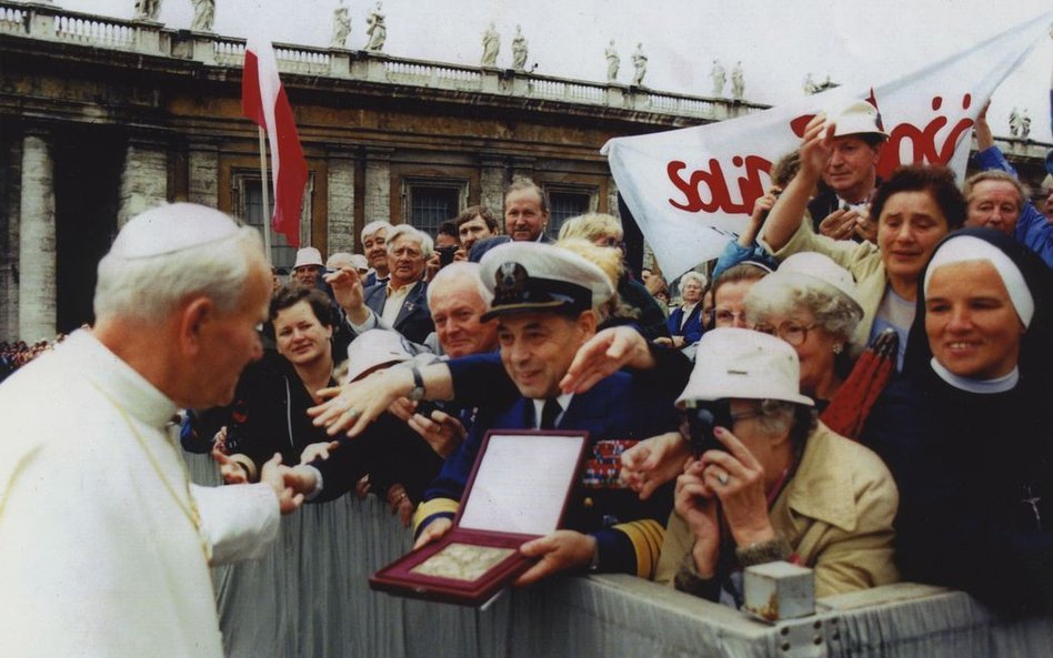 Józef Czerwiński podczas spotkania z Janem Pawłem II, przełom lat 80. i 90. Fot. Zbiory Józefa Czerw