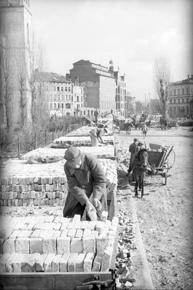 Akcja "Cały Naród odbudwouje sowją Stolicę" z perspektywy takich miast jak Wrocław (na zdjęciu) to p
