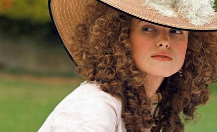 Na ekranie oglądamy opowieść o kobiecie, która uwikłana jest w małżeństwo z oschłym, zamkniętym w so