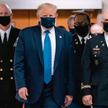 Donald Trump, odwiedzając szpital wojskowy w sobotę, po raz pierwszy publicznie założył maseczkę