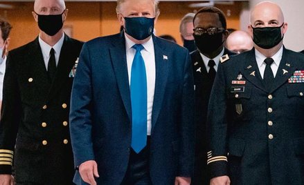Donald Trump, odwiedzając szpital wojskowy w sobotę, po raz pierwszy publicznie założył maseczkę