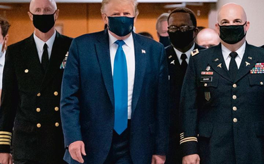 Donald Trump, odwiedzając szpital wojskowy w sobotę, po raz pierwszy publicznie założył maseczkę