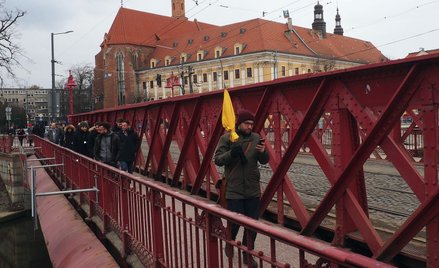 W Polskę można zwiedzać bez obawy o bezpieczeństwo. Na zdjęciu wycieczka zagranicznych turystów we W