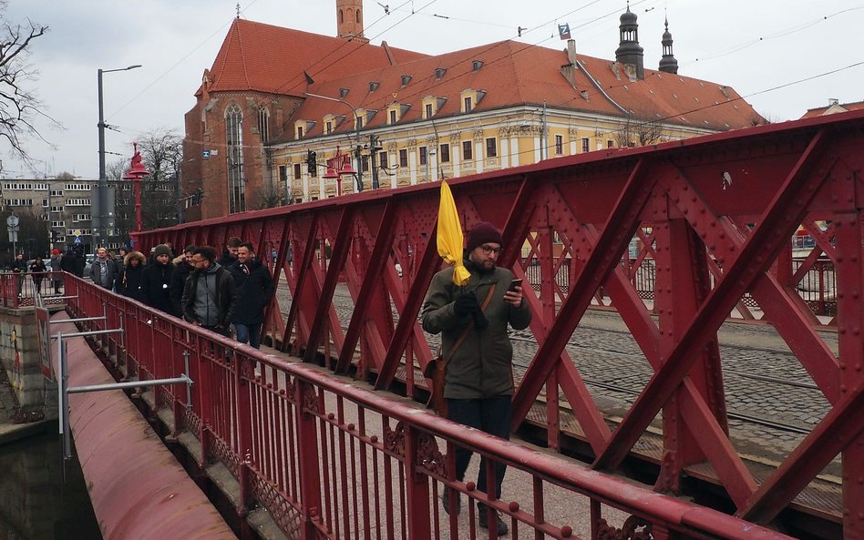 W Polskę można zwiedzać bez obawy o bezpieczeństwo. Na zdjęciu wycieczka zagranicznych turystów we W