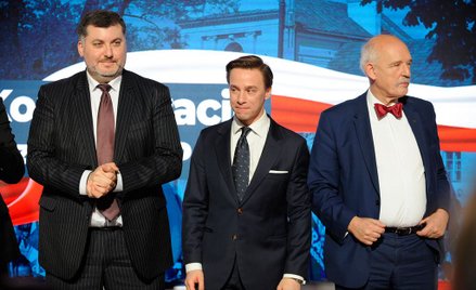 Artur Dziambor (L) Krzysztof Bosak (Ś) i Janusz Korwin-Mikke (P)