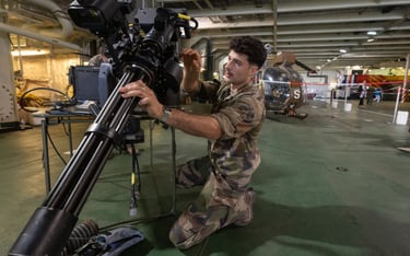 Francuski żołnierz sprawdza broń (fot. ilustracyjna)