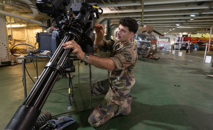 Francuski żołnierz sprawdza broń (fot. ilustracyjna)