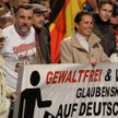 Lutz Bachmann (drugi z lewej), założyciel Pegidy w koszulce z napisem „Lügenpresse” (kłamliwa prasa)