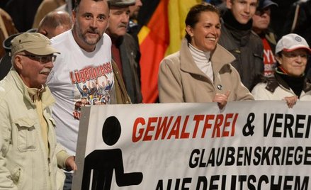 Lutz Bachmann (drugi z lewej), założyciel Pegidy w koszulce z napisem „Lügenpresse” (kłamliwa prasa)