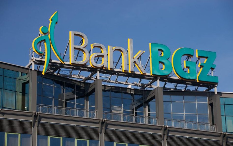 Startują pierwsze bankomaty zbliżeniowe