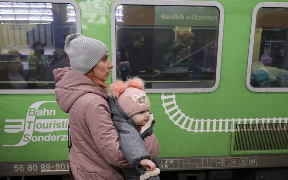 Uciekinierka z Ukrainy na Dworcu Centralnym w Warszawie