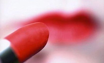 W kryzysie lakier do paznokci wygrywa ze szminką