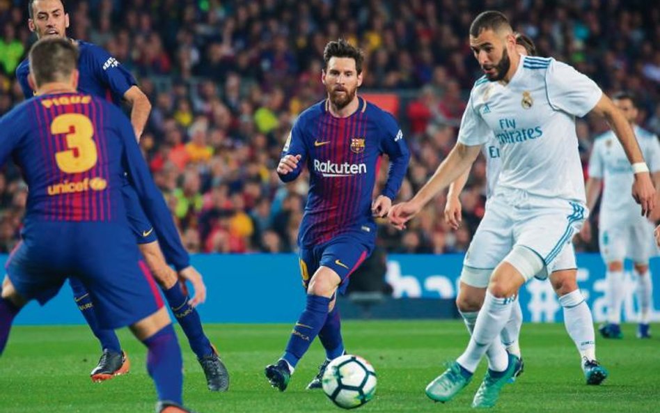 Karim Benzema i Leo Messi podczas meczu FC Barcelona – Real Madrid CF na stadionie Camp Nou w 2018 r