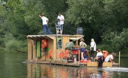 Tratwa Greenpeace płynąca Wisłą w ramach akcji "Rzeka nie jest ściekiem". Warszawa chce zfinansować 