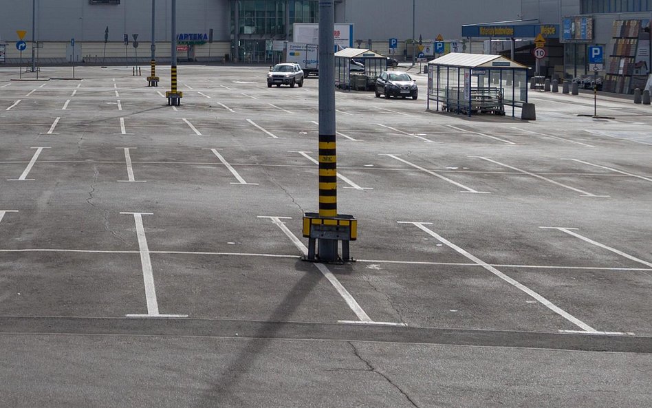 Dziadek uczył jeździć na pustym parkingu. Wnuk stanie przed sądem