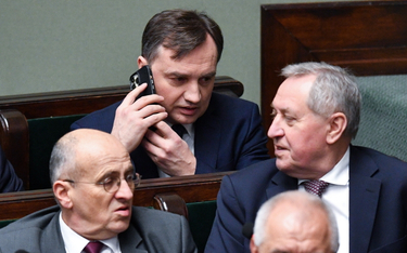 Zbigniew Rau, Zbigniew Ziobro, Henryk Kowalczyk podczas trwającego posiedzenia Sejmu