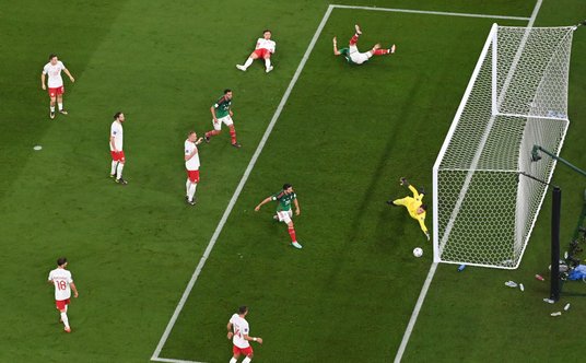 Alexis Vega uderza głową obok bramki