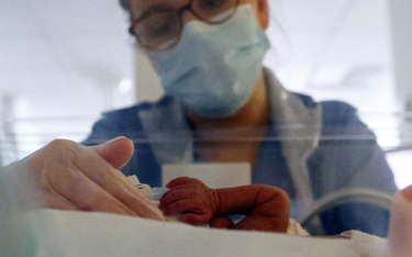 MZ wyjaśnia warunki porodu rodzinnego i przebywania rodziców chorych dzieci w szpitalach