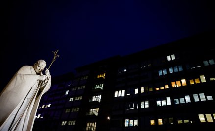 Figura Jana Pawła II przed kliniką Gemelli, gdzie przebywa papież Franciszek