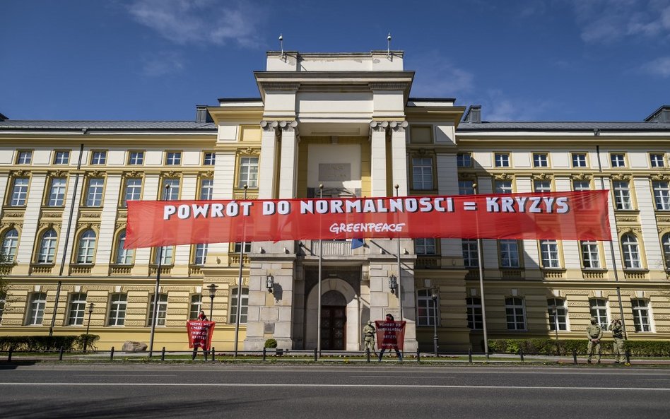 Dzisiejszy protest Greenpeace, banner na budynku KPRM.