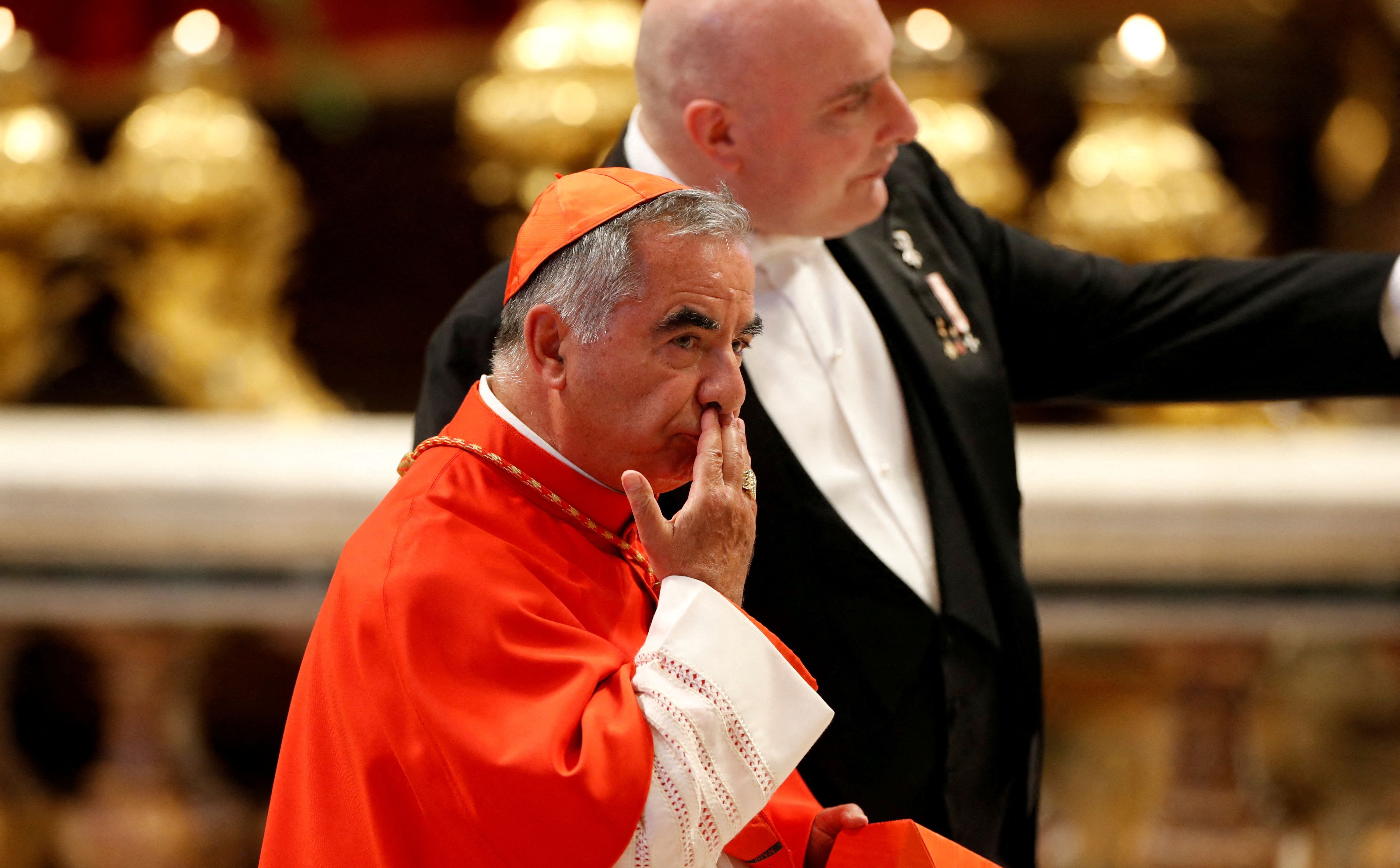 Kardynał Angelo Becciu rezygnuje z walki o udział w konklawe