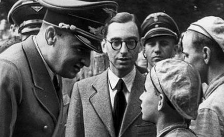 Hans Frank (z lewej) z junakiem z obozu pracy na niemieckim zdjęciu propagandowym