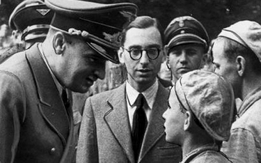 Hans Frank (z lewej) z junakiem z obozu pracy na niemieckim zdjęciu propagandowym