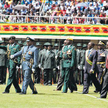 Robert Mugabe (w szarfie) inauguruje ceremonię na cześć 30-lecia niepodległości Zimbabwe