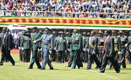 Robert Mugabe (w szarfie) inauguruje ceremonię na cześć 30-lecia niepodległości Zimbabwe